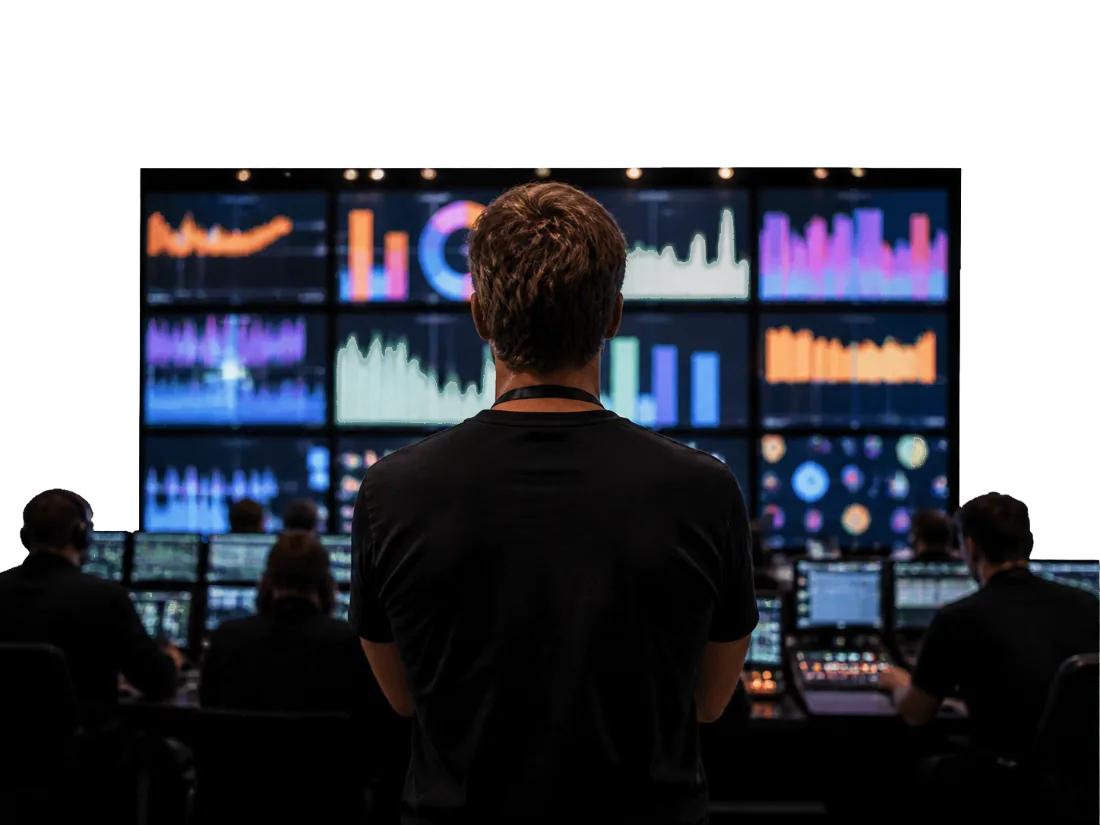 Produtor de evento diante de um telão de operação