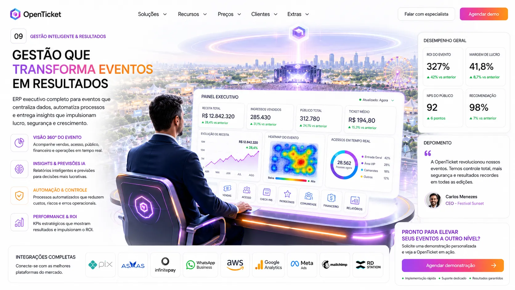 Produtor de evento diante de um telão de operação